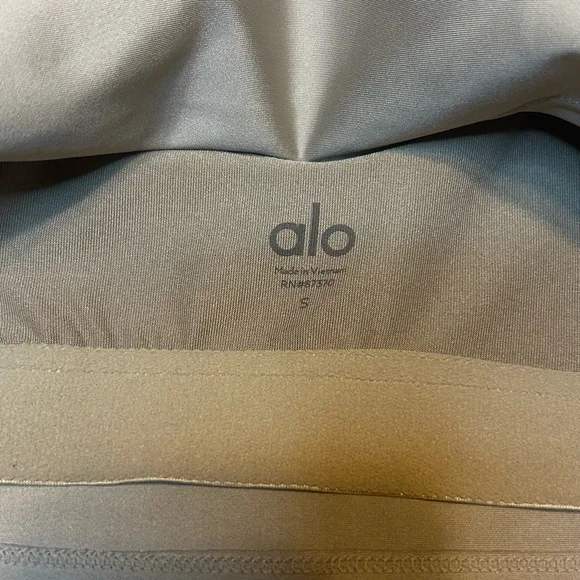 ALO Yoga Women's Taupe Sleeveless Crop Top
Workout gear - Picture 7 of 9